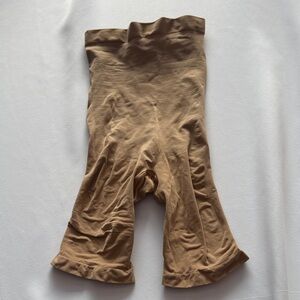 NWOT SKIMS HIGH WAISTED ABOVE KNEES SHORT